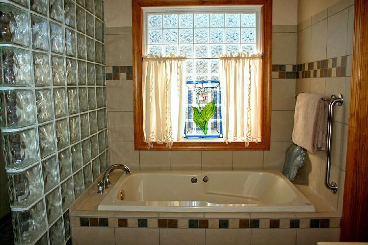 Choosing an Acrylic vs Fiberglass Tub