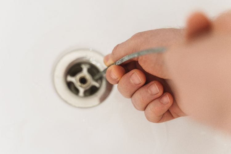 How to Unclog a Bathtub Drain Full of Water