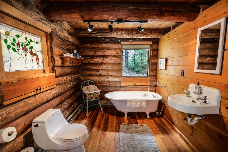 Clawfoot Tub in Small Bathroom