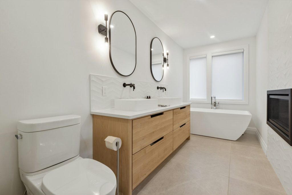 Best toilets for seniors: comfort height toilet in a bright, modern bathroom